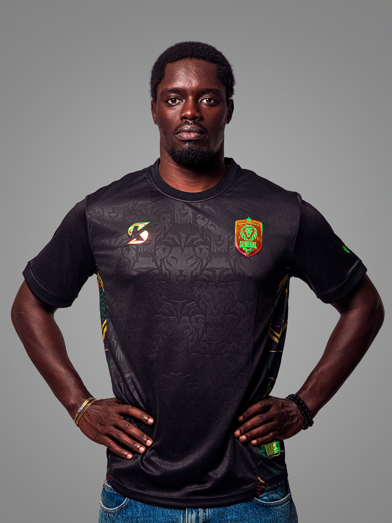 Evoto Maillot de football noir du Sénégal, motif lions ton sur ton, avec logo et motifs latéraux discrets.
