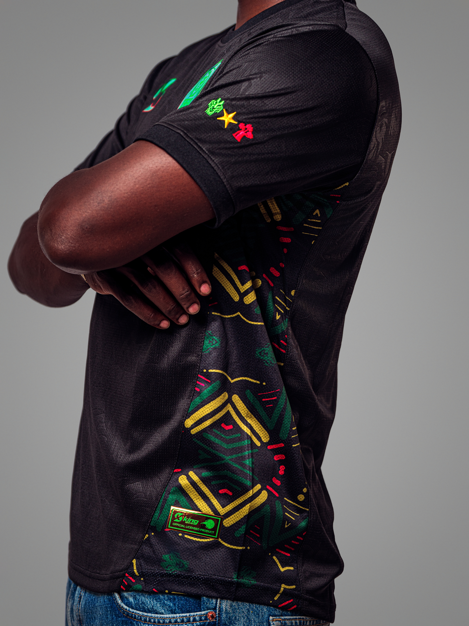 Evoto Maillot de football noir du Sénégal, motif lions ton sur ton, avec logo et motifs latéraux discrets.