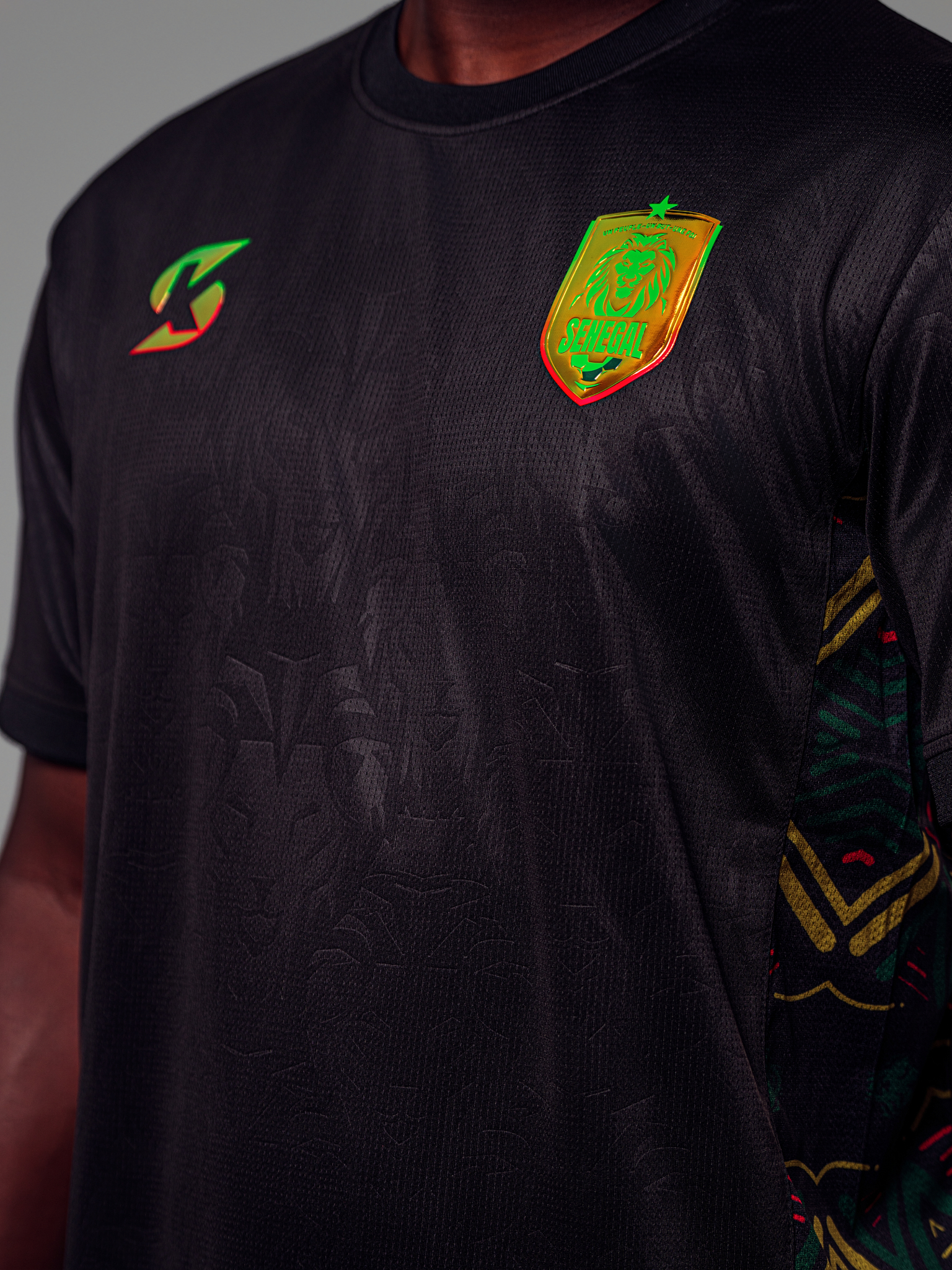 Evoto Maillot de football noir du Sénégal, motif lions ton sur ton, avec logo et motifs latéraux discrets.