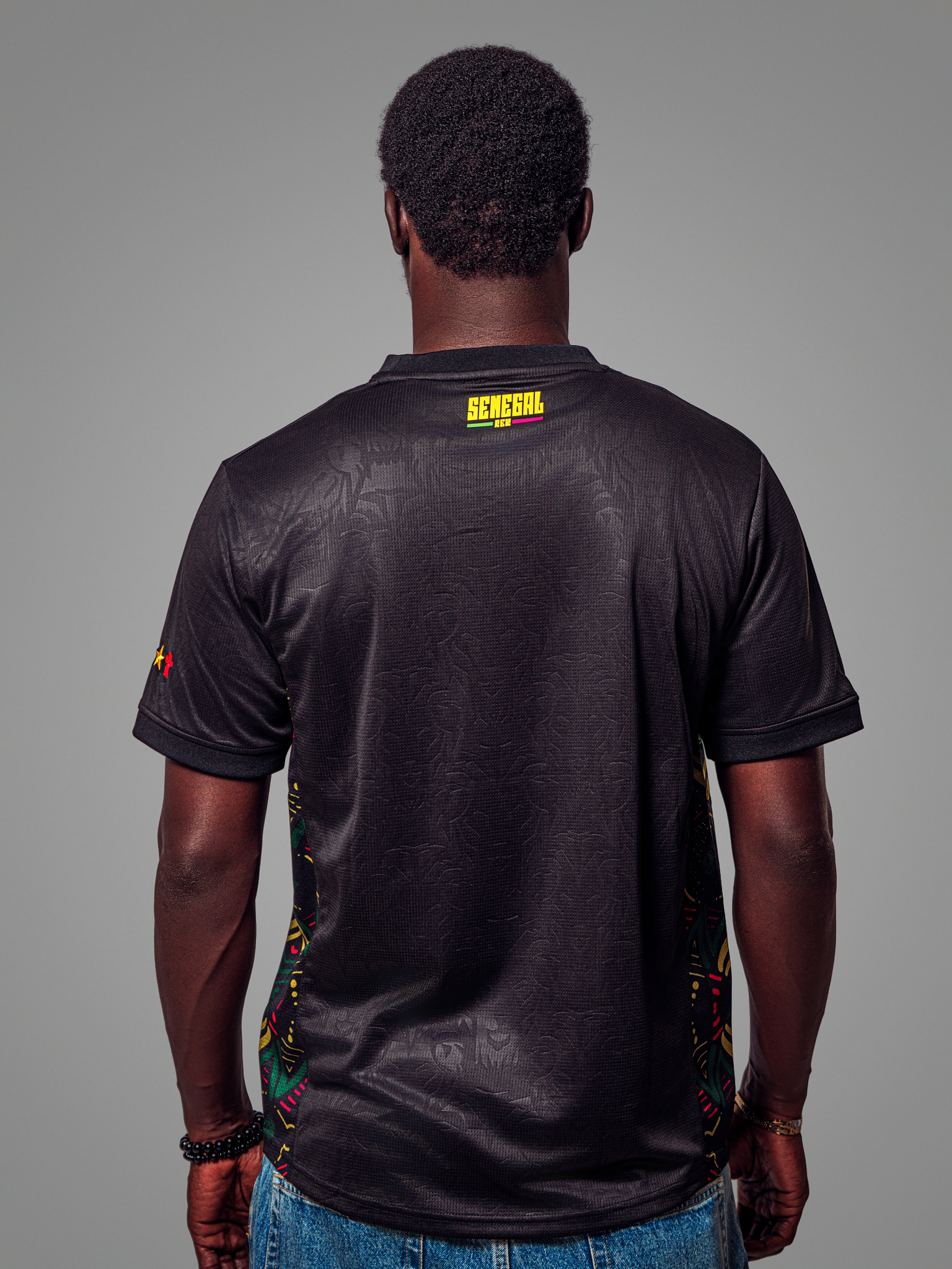 Evoto Maillot de football noir du Sénégal, motif lions ton sur ton, avec logo et motifs latéraux discrets.