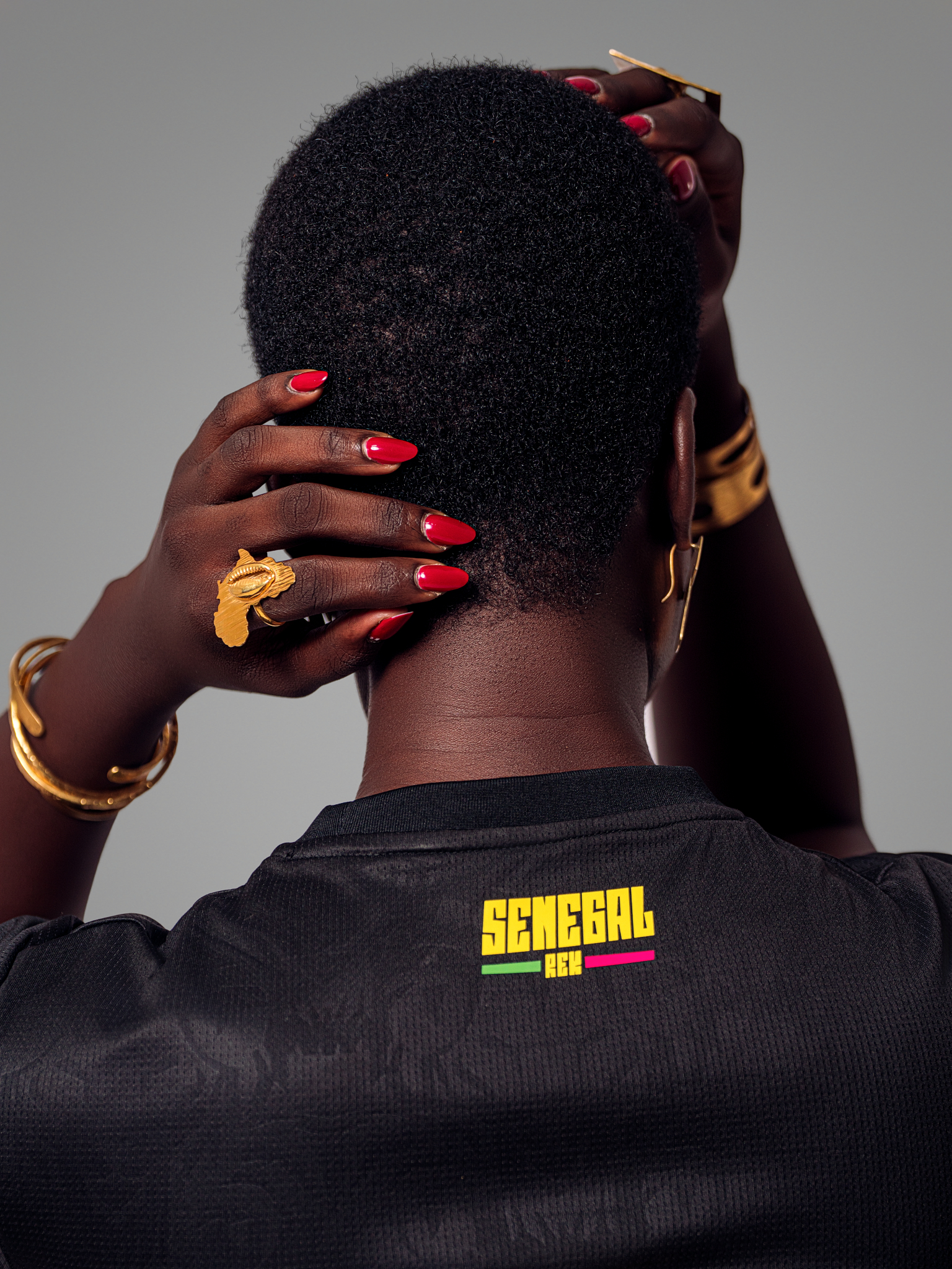 Evoto Maillot de football noir du Sénégal, motif lions ton sur ton, avec logo et motifs latéraux discrets.