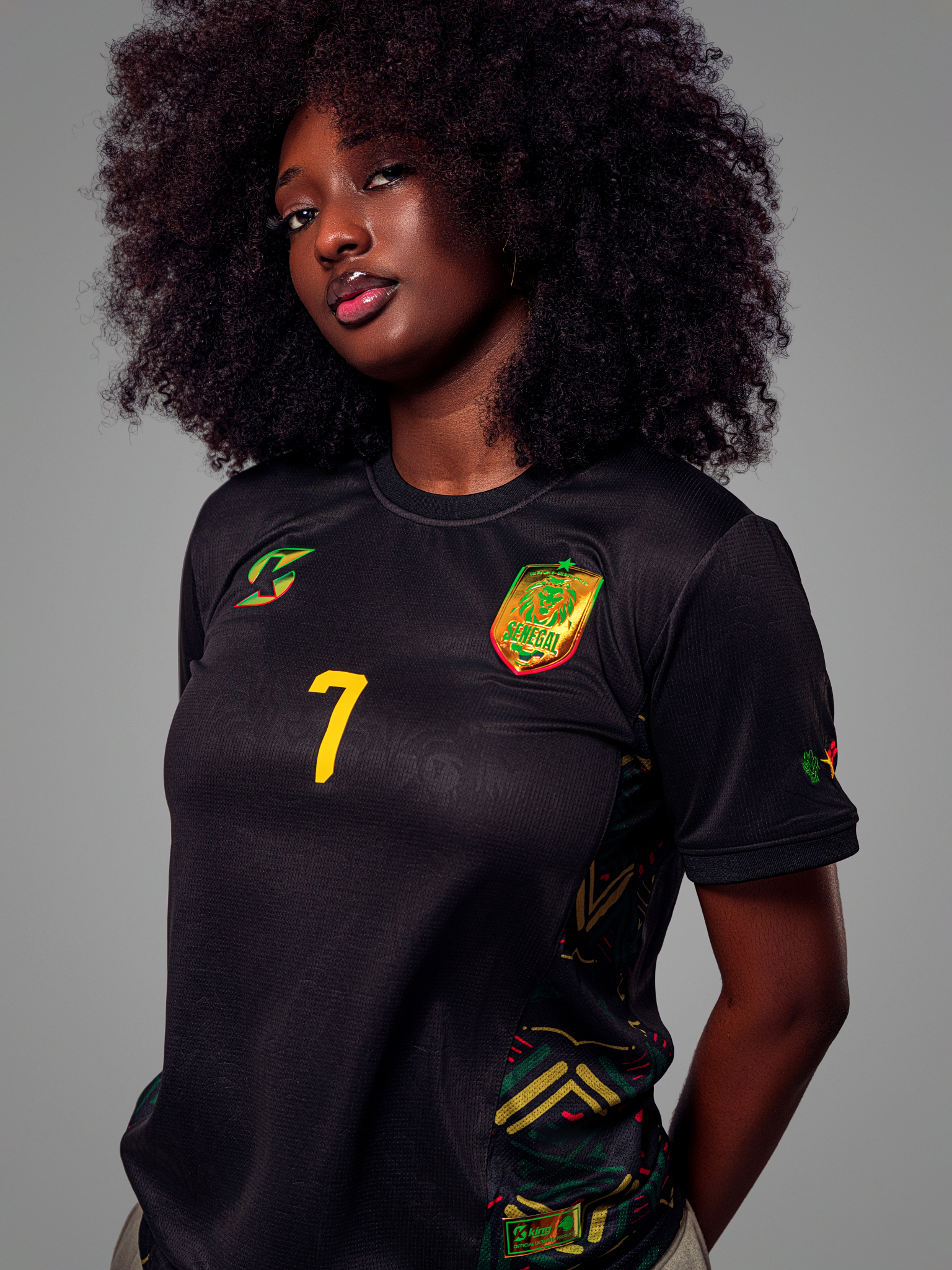 Evoto Maillot de football noir du Sénégal, motif lions ton sur ton, avec logo et motifs latéraux discrets.