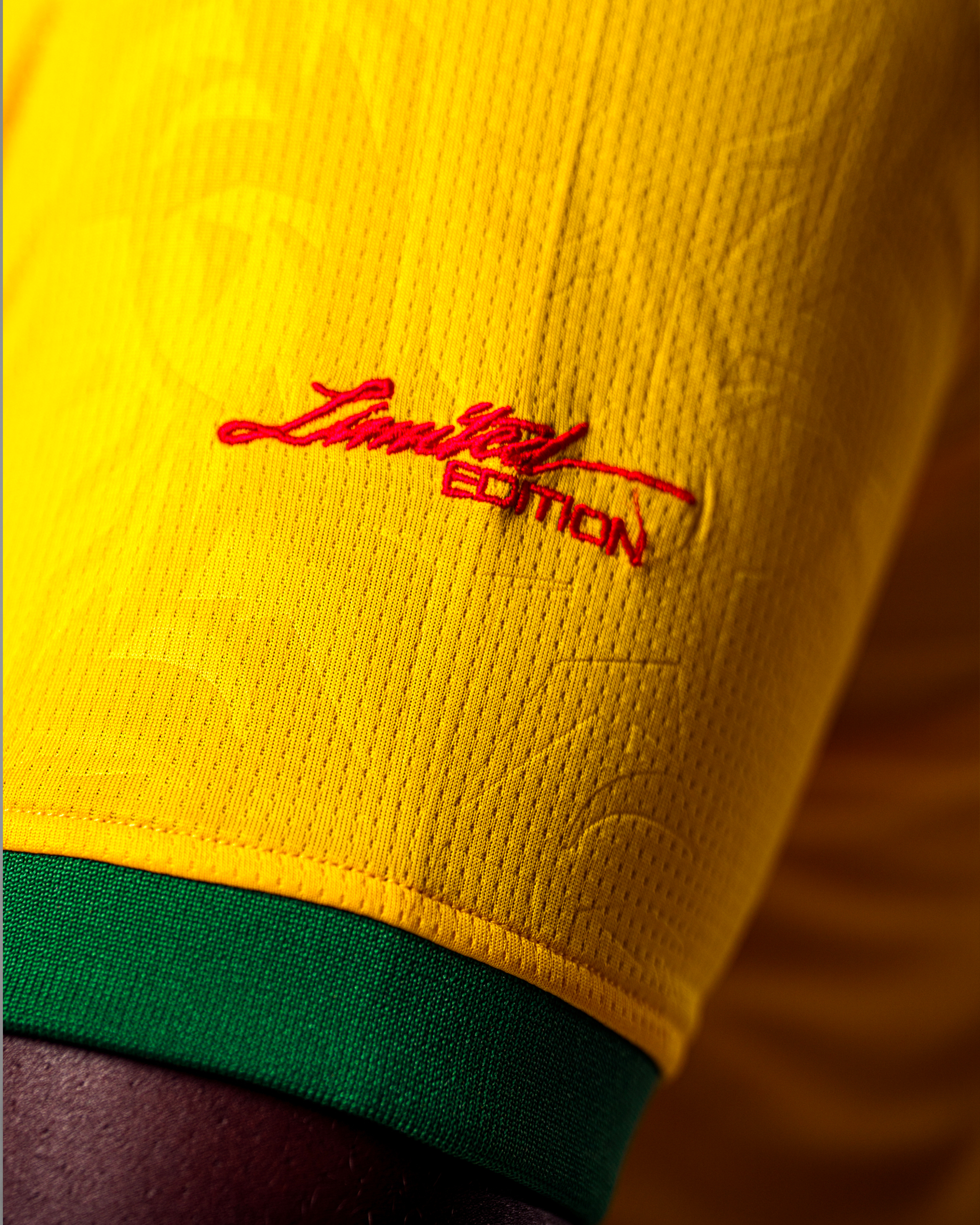 04 Maillot de football jaune vif du Sénégal, col polo vert, avec logo et motifs latéraux.